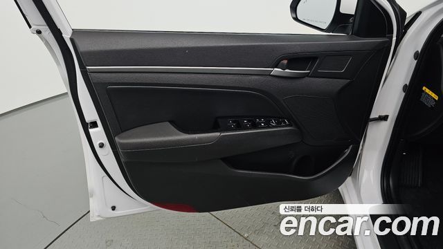 Hyundai AVANTE 2018 — photo 14