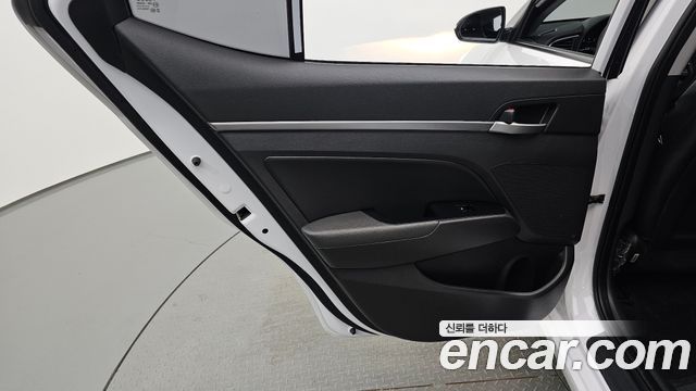 Hyundai AVANTE 2018 — photo 15