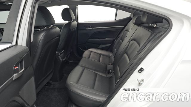 Hyundai AVANTE 2018 — photo 16