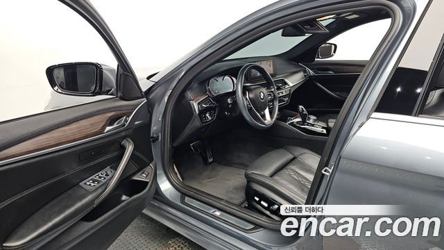 BMW 5-Series 2018 — photo 13