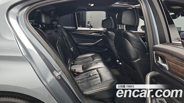 BMW 5-Series 2018 — photo 17