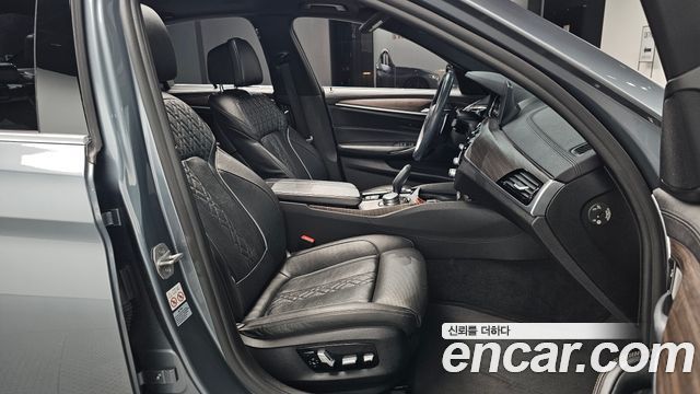 BMW 5-Series 2018 — photo 18