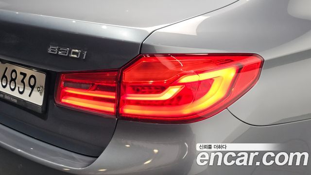 BMW 5-Series 2018 — photo 9