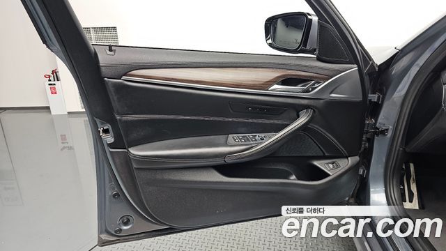 BMW 5-Series 2018 — photo 14