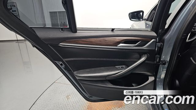 BMW 5-Series 2018 — photo 15