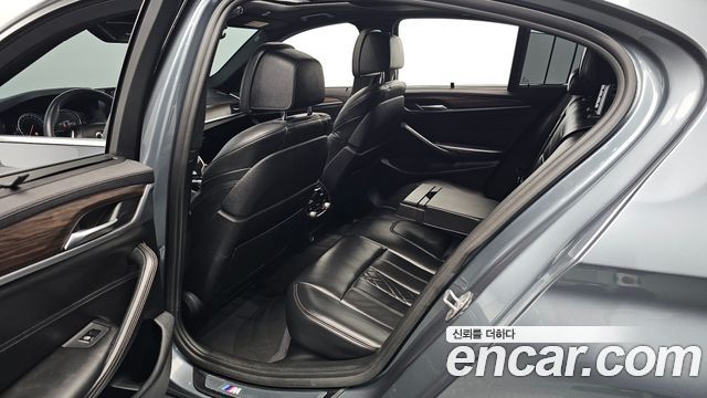 BMW 5-Series 2018 — photo 16