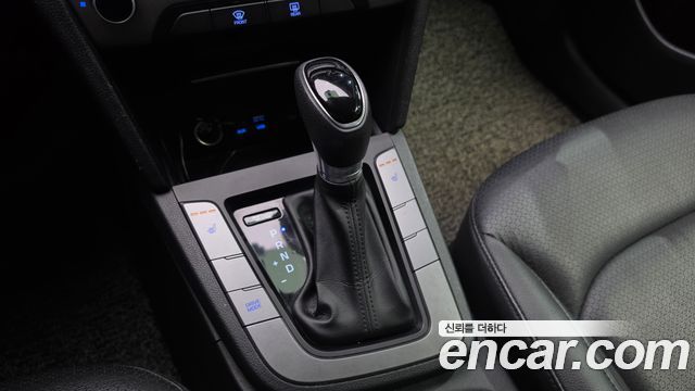 Hyundai AVANTE 2017 — photo 12