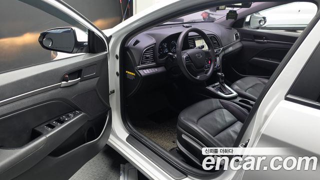 Hyundai AVANTE 2017 — photo 13