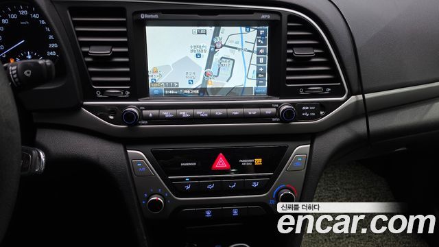 Hyundai AVANTE 2017 — photo 19