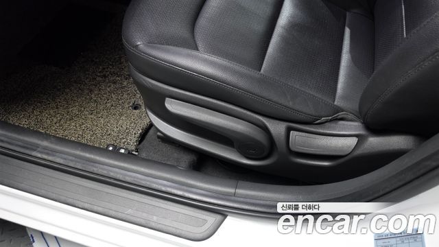 Hyundai AVANTE 2017 — photo 25