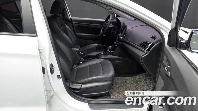 Hyundai AVANTE 2017 — photo 16