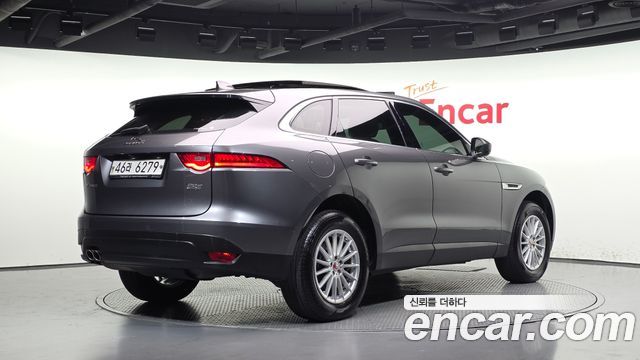 Jaguar F-PACE 2017 — photo 2