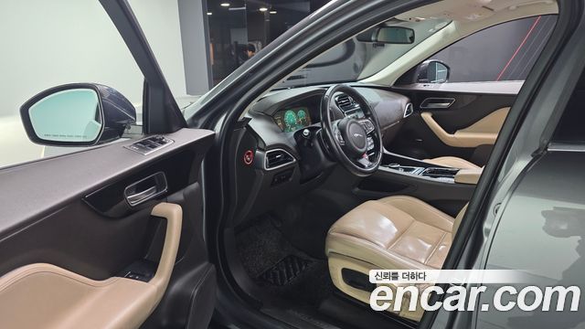 Jaguar F-PACE 2017 — photo 10