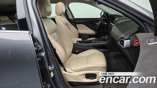 Jaguar F-PACE 2017 — photo 11