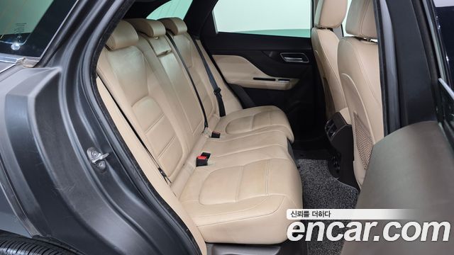 Jaguar F-PACE 2017 — photo 12