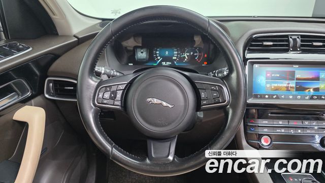 Jaguar F-PACE 2017 — photo 13