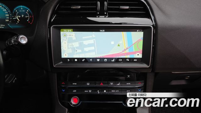 Jaguar F-PACE 2017 — photo 14