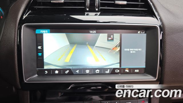Jaguar F-PACE 2017 — photo 15