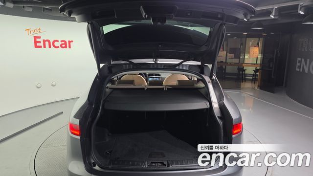 Jaguar F-PACE 2017 — photo 20
