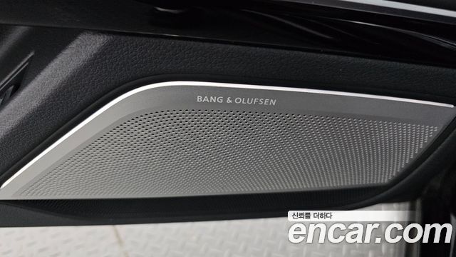 Audi A8 2021 — photo 36