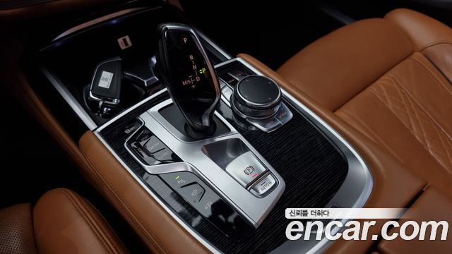 BMW 7-Series 2017 — photo 9