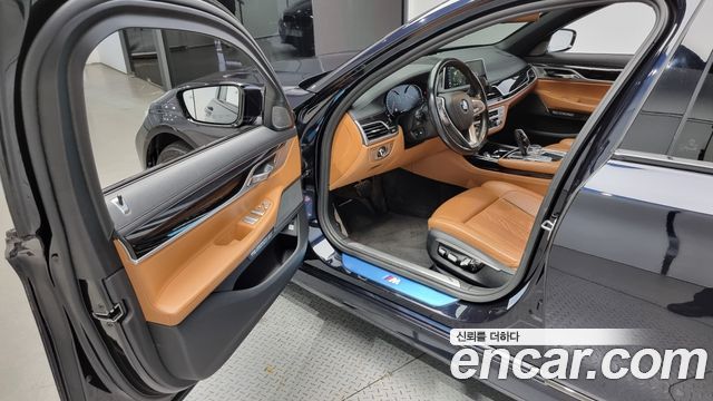 BMW 7-Series 2017 — photo 11