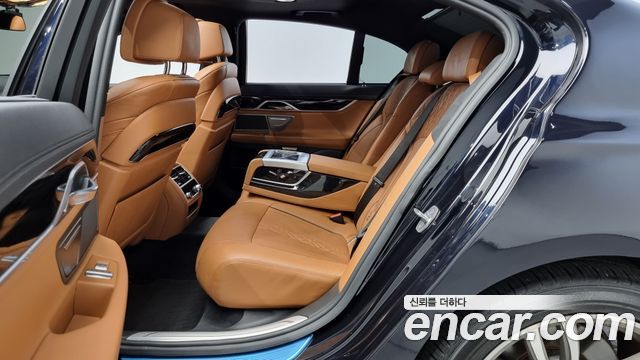 BMW 7-Series 2017 — photo 12