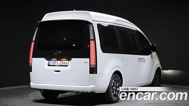 Hyundai Staria 2023 — photo 2