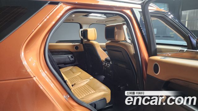 Land Rover Discovery 2018 — photo 12