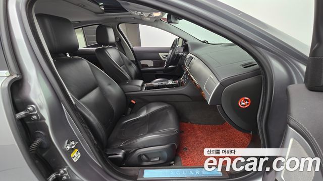 Jaguar XF 2013 — photo 11