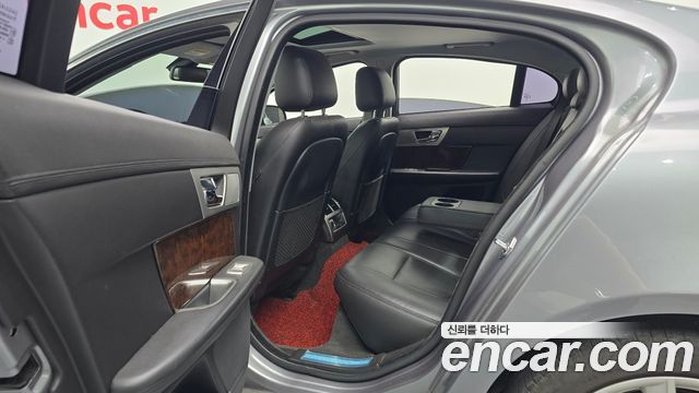 Jaguar XF 2013 — photo 13
