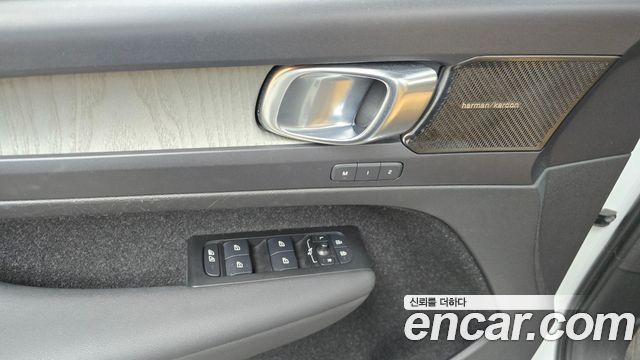 Volvo XC40 2021 — photo 17