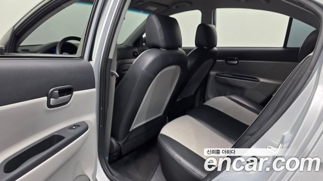 Hyundai Verna 2010 — photo 18