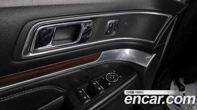 Ford Explorer 2017 — photo 17