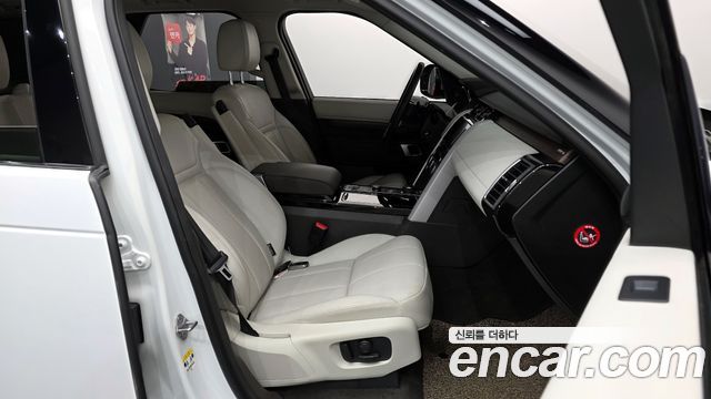 Land Rover Discovery 2017 — photo 11