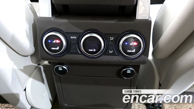 Land Rover Discovery 2017 — photo 19
