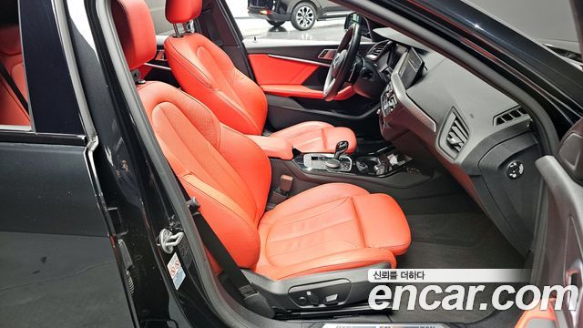 BMW 1-Series 2022 — photo 10