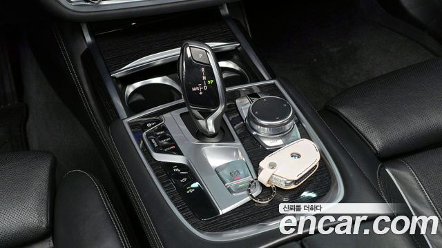BMW 7-Series 2017 — photo 9