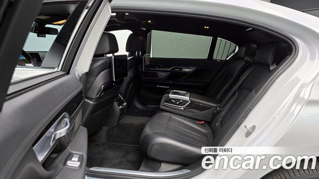 BMW 7-Series 2017 — photo 12