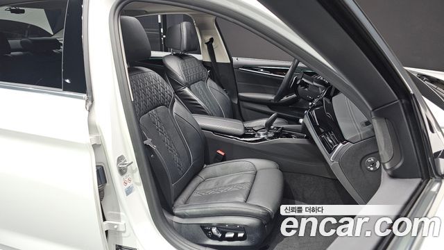 BMW 5-Series 2021 — photo 10