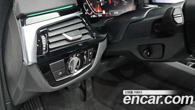 BMW 5-Series 2021 — photo 16