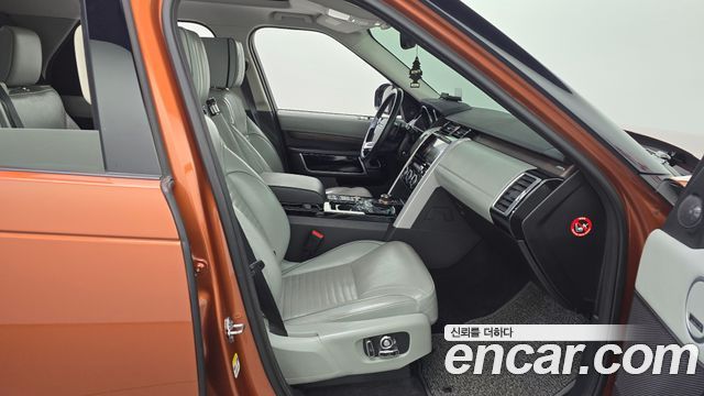 Land Rover Discovery 2017 — photo 11
