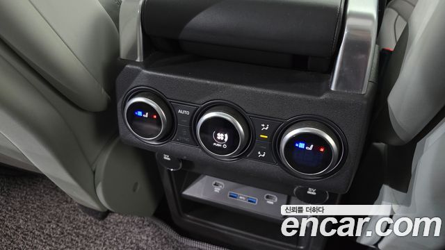 Land Rover Discovery 2017 — photo 18
