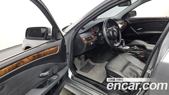 BMW 5-Series 2009 — photo 10