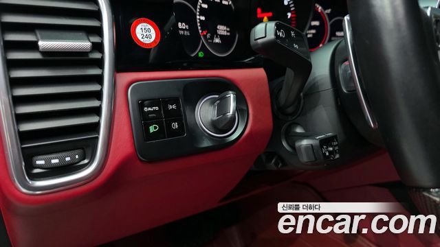 Porsche Cayenne 2020 — photo 17
