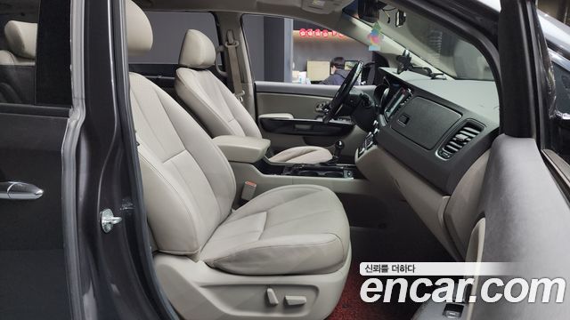 Kia Canival 2016 — photo 11