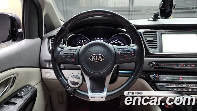 Kia Canival 2016 — photo 14