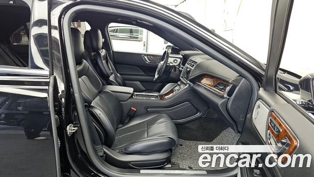 Lincoln Continental 2019 — photo 11