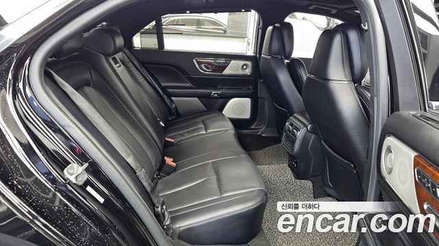 Lincoln Continental 2019 — photo 12