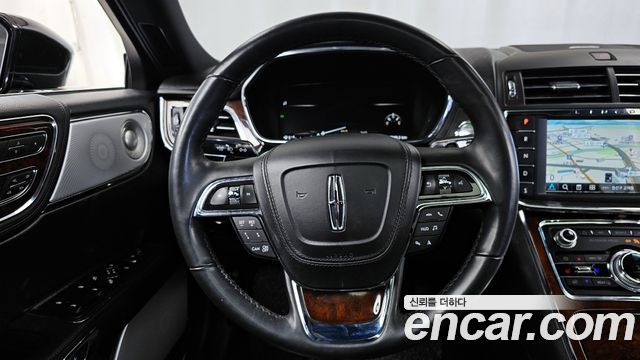 Lincoln Continental 2019 — photo 13